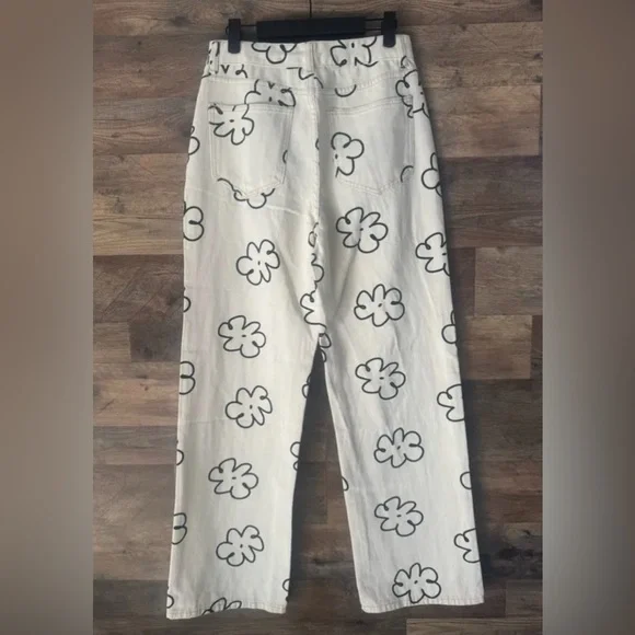 🌼 Size X-Small Cream Colored Straight Leg Pants With A Black Floral Print - Picture 4 of 9